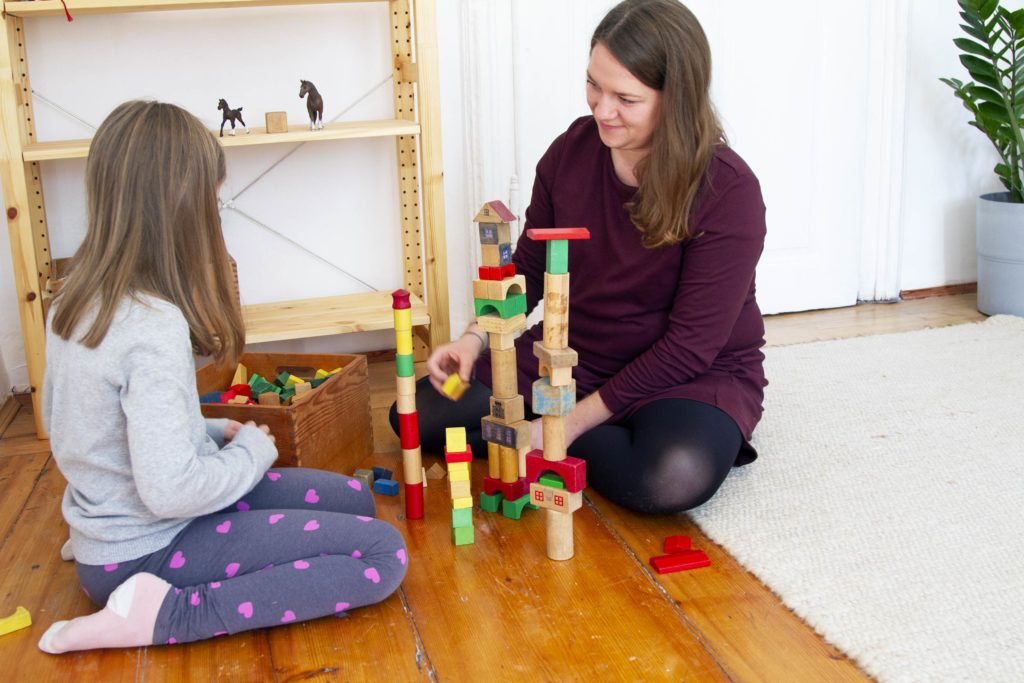 Therapeutin Lilith Degenhardt in Session mit Kindern